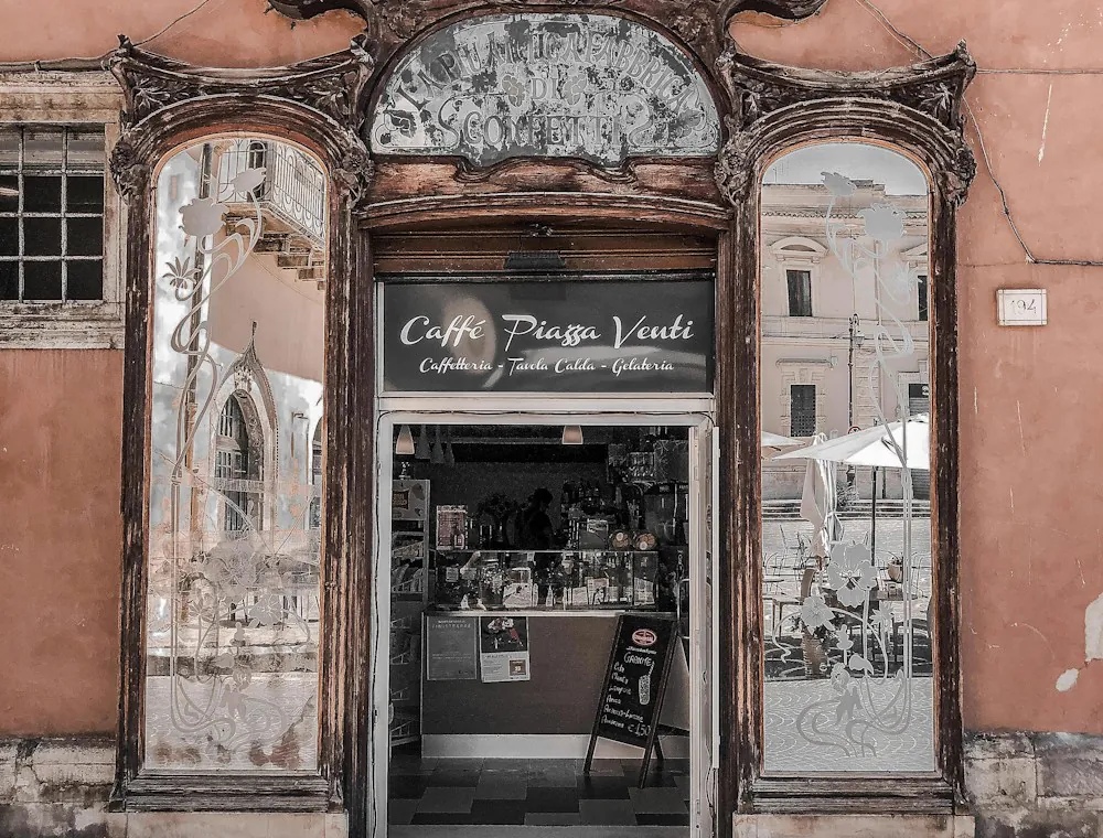 Entrada de una cafetería tradicional en Sulmona, Italia